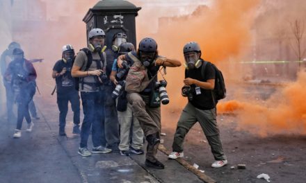 Más de 150 periodistas peruanos, atacados mientras cubrían las pr…
