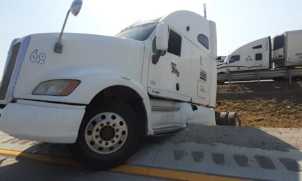 Tractor derrapa en la México Querétaro y cae al divisor central