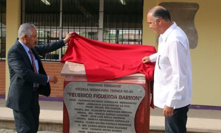 Inaugura Calzada secundaria en Pedro Escobedo