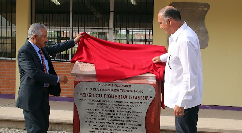 Inaugura Calzada secundaria en Pedro Escobedo