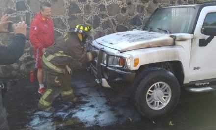 Alfredo Adame recibe ayuda de bomberos tras incendio de su camion…