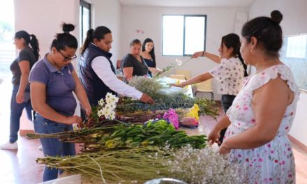 DIF de San Juan del Río capacita a mujeres para elaborar arreglos…