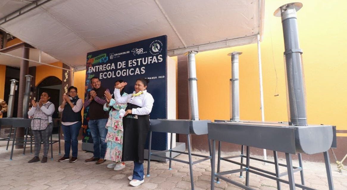 Entrega alcalde estufas ecológicas a familias de El Carrizo