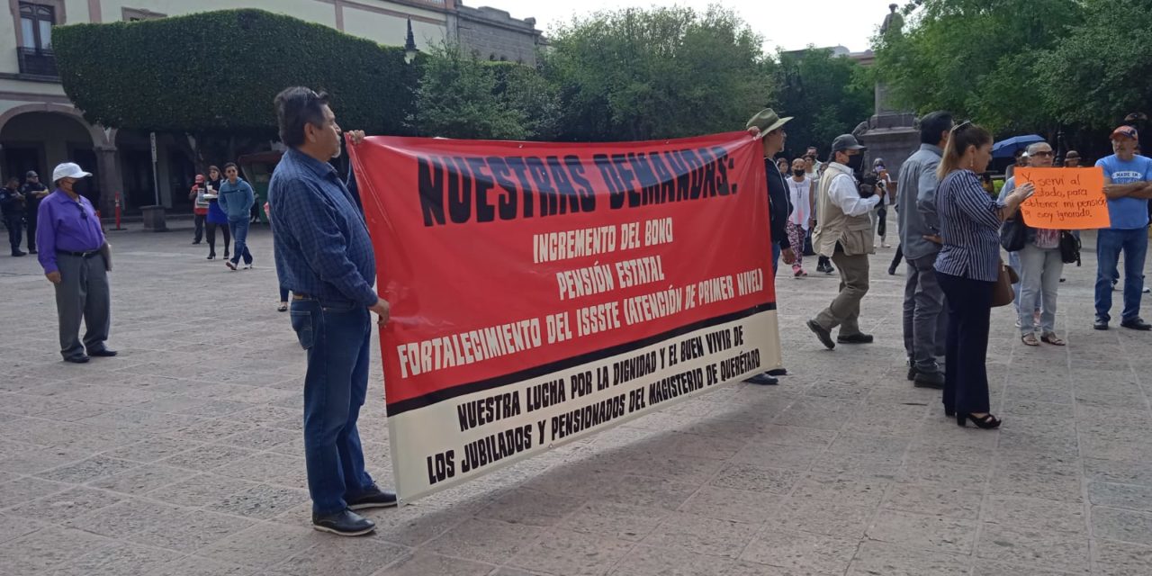Exigen docentes el pago de pensiones estatales en Querétaro