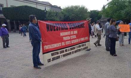Exigen docentes el pago de pensiones estatales en Querétaro