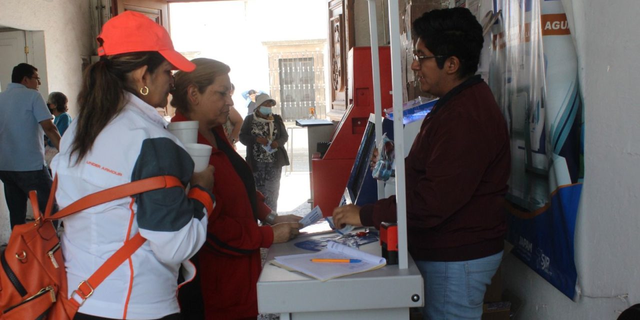 JAPAM entrega kits ahorradores a usuarios en San Juan del Río