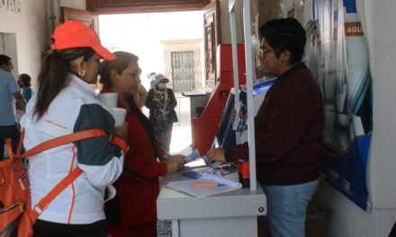 JAPAM entrega kits ahorradores a usuarios en San Juan del Río
