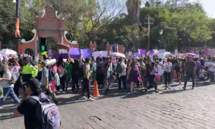 Se reúnen feministas para comenzar la marcha de conmemoración del 8M en Queretaro