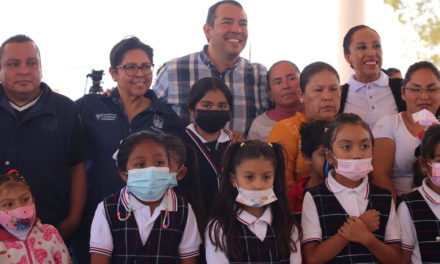 Entregan apoyos a primaria de Casa Blanca, en San Juan del Río