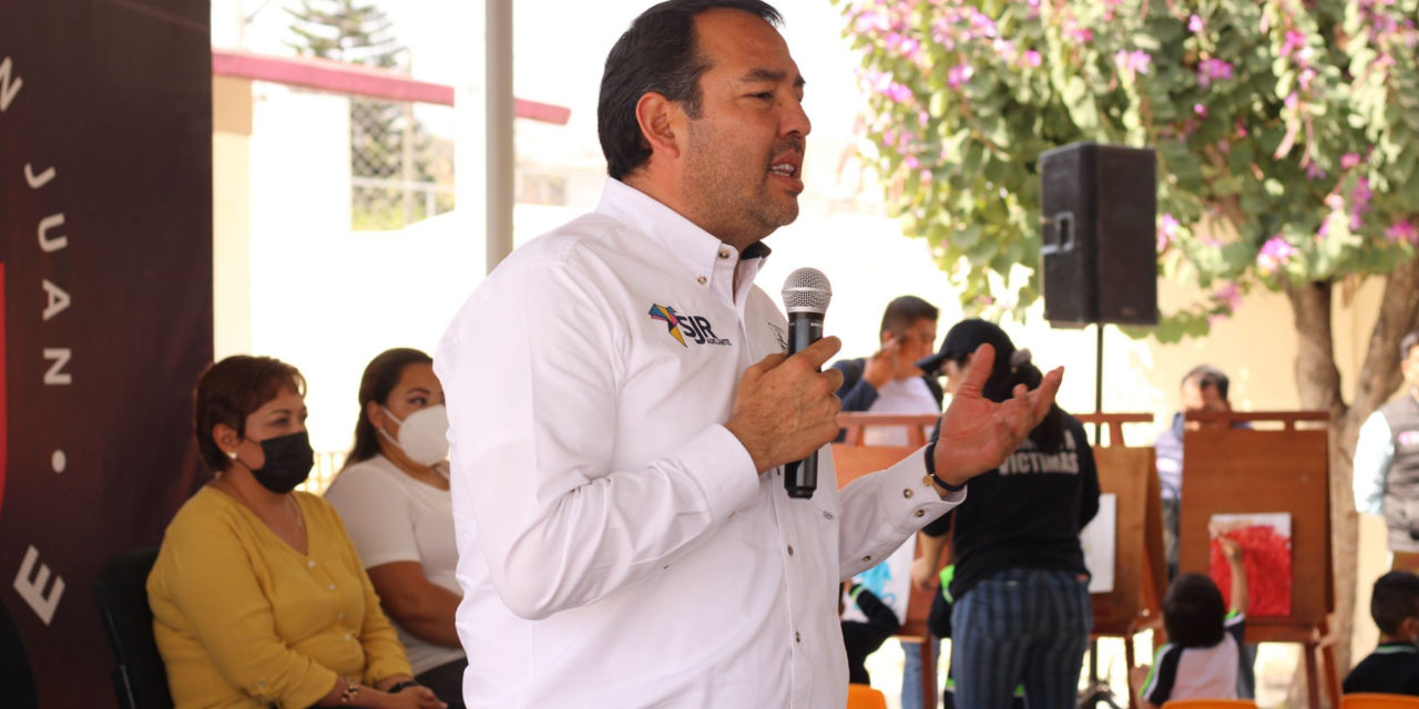 Roberto Cabrera entrega apoyos al jardín de niños de la colonia M…