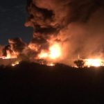 Voraz incendio y explosiones consumen bodega en Querétaro
