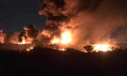 Voraz incendio y explosiones consumen bodega en Querétaro