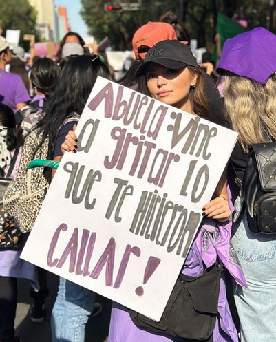 Le llueven críticas a Sofía Castro tras publicar fotos en de su p…