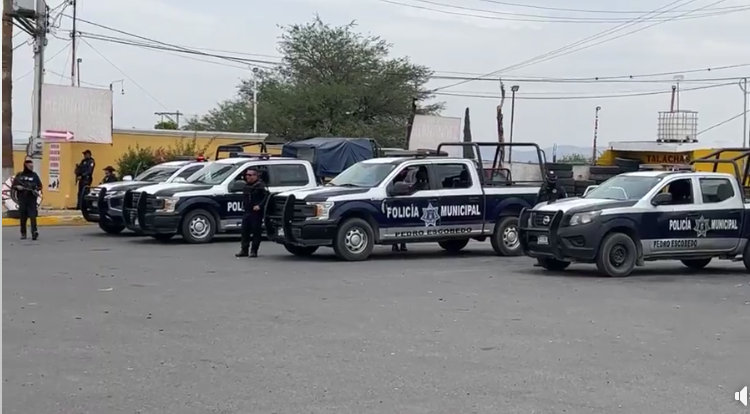 Movilización policiaca en el hotel la Morena en la autopista México Querétaro