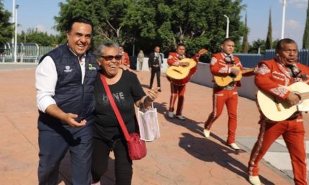 Luis Nava celebra con mariachi a madres del programa ‘Con Ellas’…