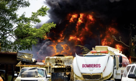 Se incendia refinería de Pemex en Minatitlán, Veracruz