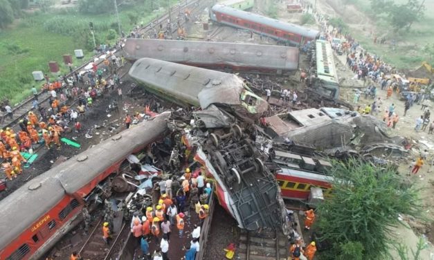 Accidente de tren en India, asciende a 200 muertos y 900 heridos