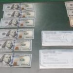 Detienen a mujer con cheques y dólares por más de 4 millones