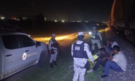 53 migrantes indocumentados son rescatados sobre vías del tren en…
