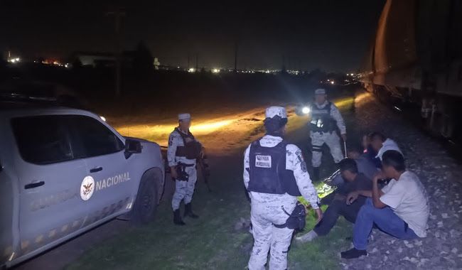 53 migrantes indocumentados son rescatados sobre vías del tren en…