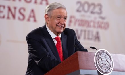 Peso mexicano alcanza máximo histórico, celebra López Obrador