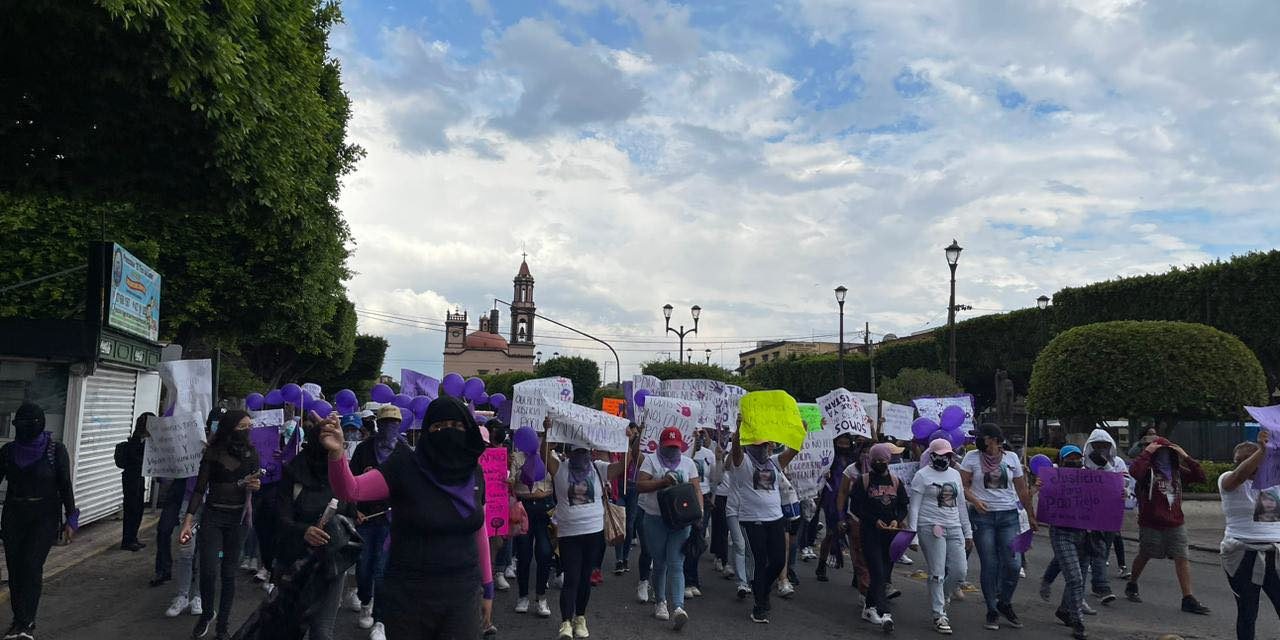 Protestan jóvenes por feminicidio en San Juan del Río, exigen acc…
