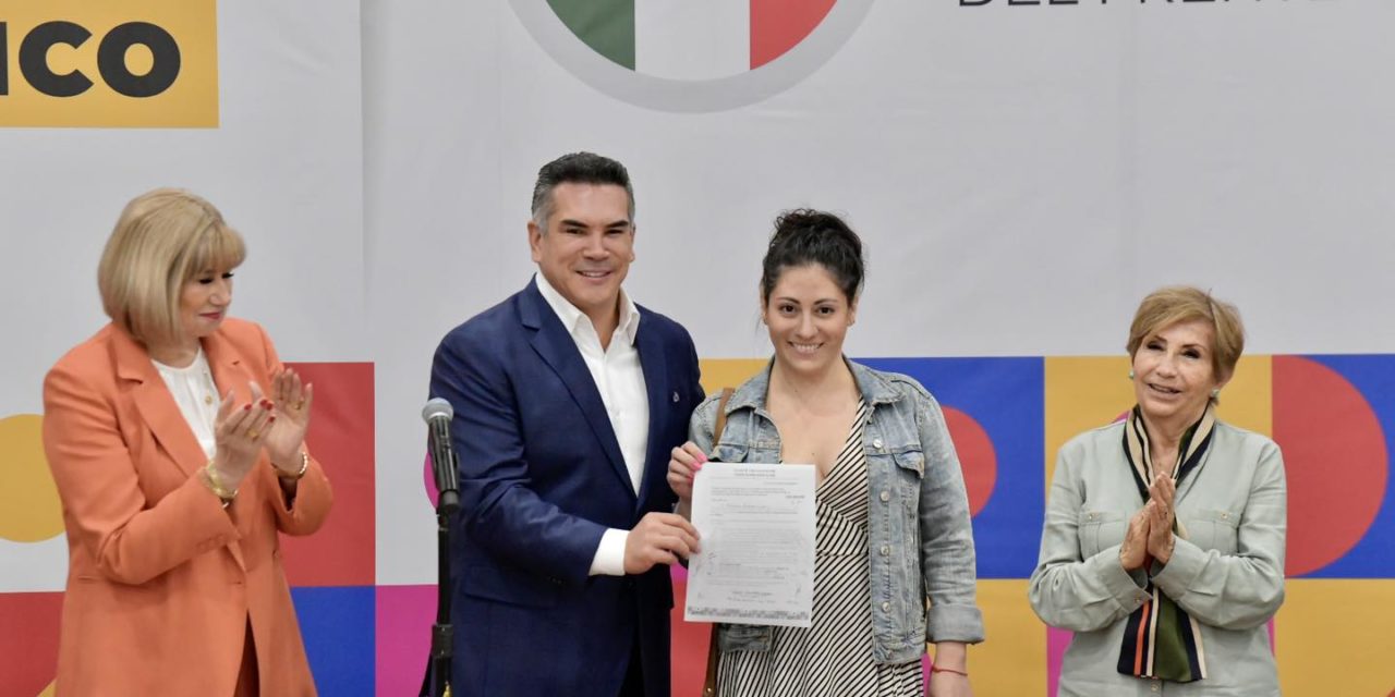 Se registra ‘standupera’ Adriana Delarbre a la presidencia