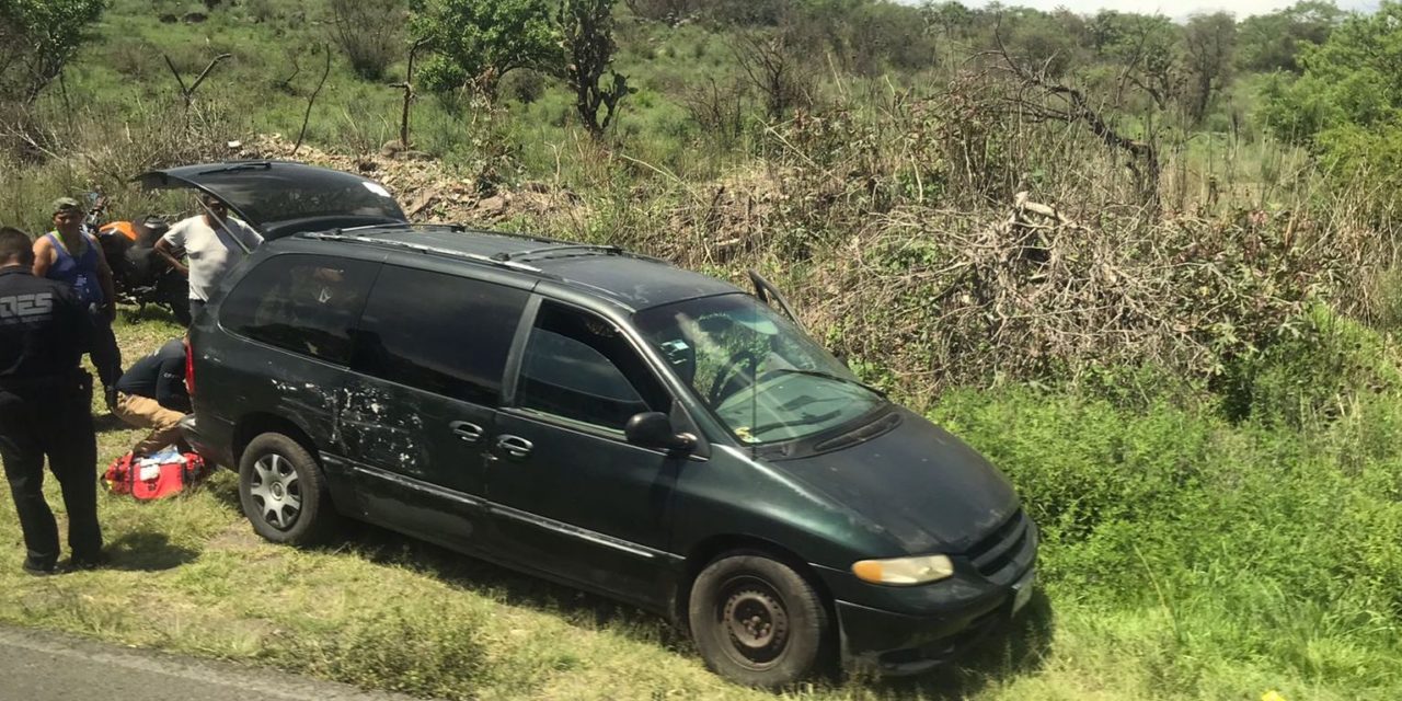 Camioneta familiar sufre accidente en carretera Amealco-San Juan…