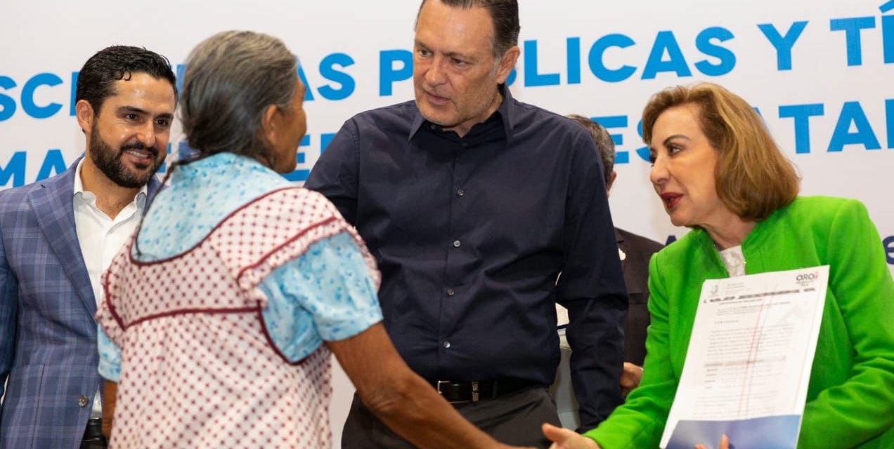 Gobernador de Querétaro entrega escrituras a 65 familias