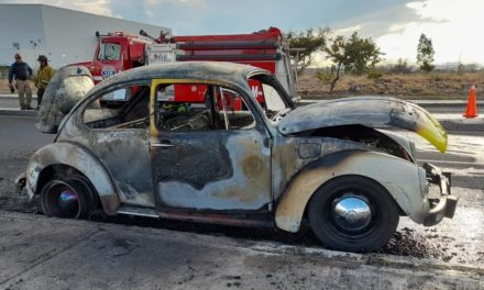Incendio deja inservible a un Volkswagen tipo ‘bocho’ en San Juan…