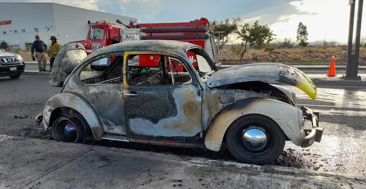 Incendio deja inservible a un Volkswagen tipo ‘bocho’ en San Juan…