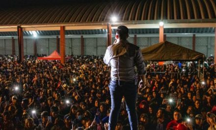 La Arrolladora Banda El Limón invita a bailar a sus fans con “Te…