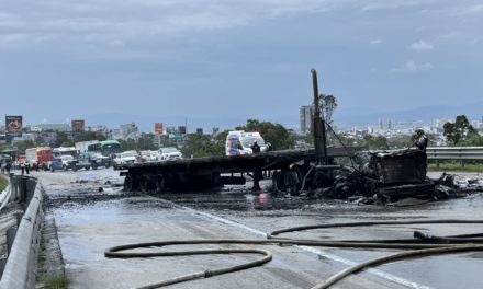 Incendio de tráiler paraliza carretera federal México-Querétaro