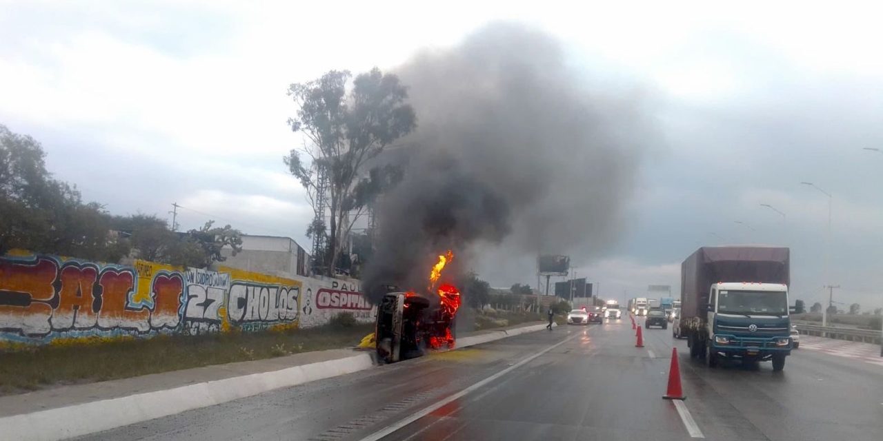 Incendio de transporte con azufre en la México Querétaro