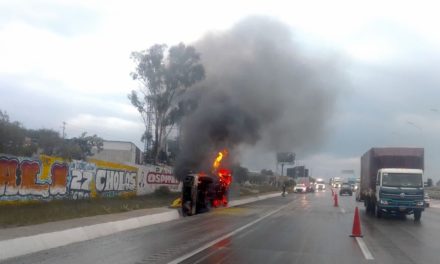 Incendio de transporte con azufre en la México Querétaro