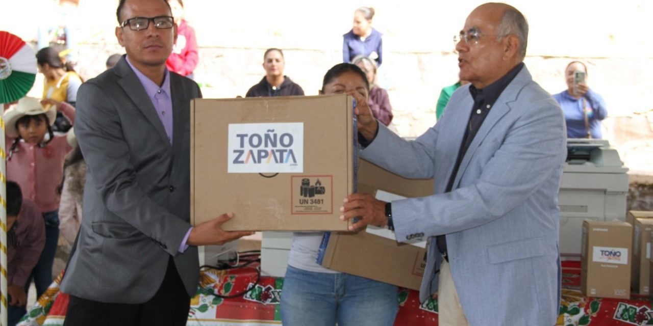 Diputado Luis Antonio Zapata dota de tecnología a escuela en Char…