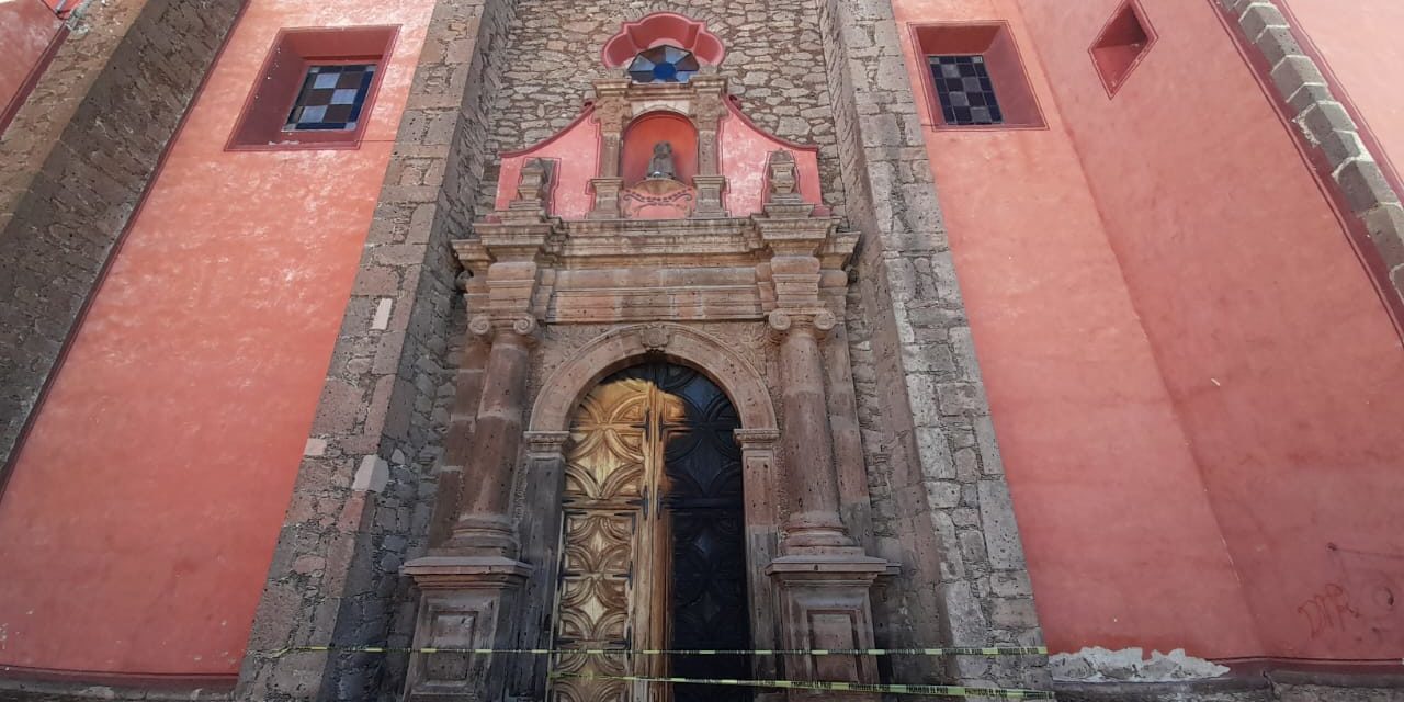 Incendian puerta de Parroquia Santo Domingo en San Juan del Río