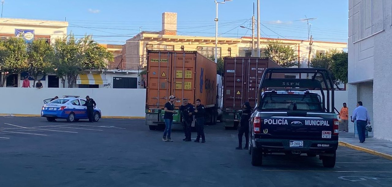 Intercepción de tráileres en zona urbana de San Juan del Río