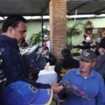 Luis Nava entrega cobijas y despensas a adultos mayores en comuni…
