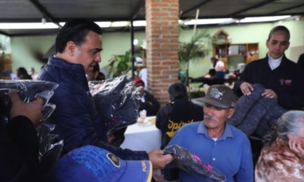 Luis Nava entrega cobijas y despensas a adultos mayores en comuni…
