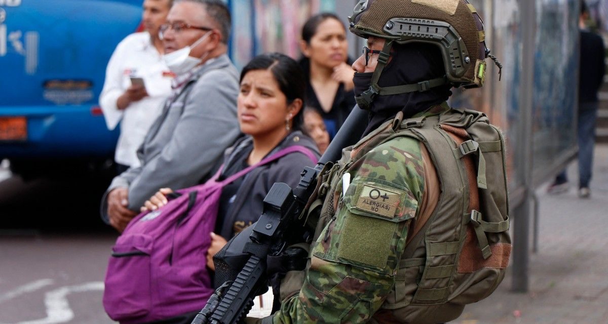 Silencio y miedo se instalan en las calles de un Ecuador bajo el…