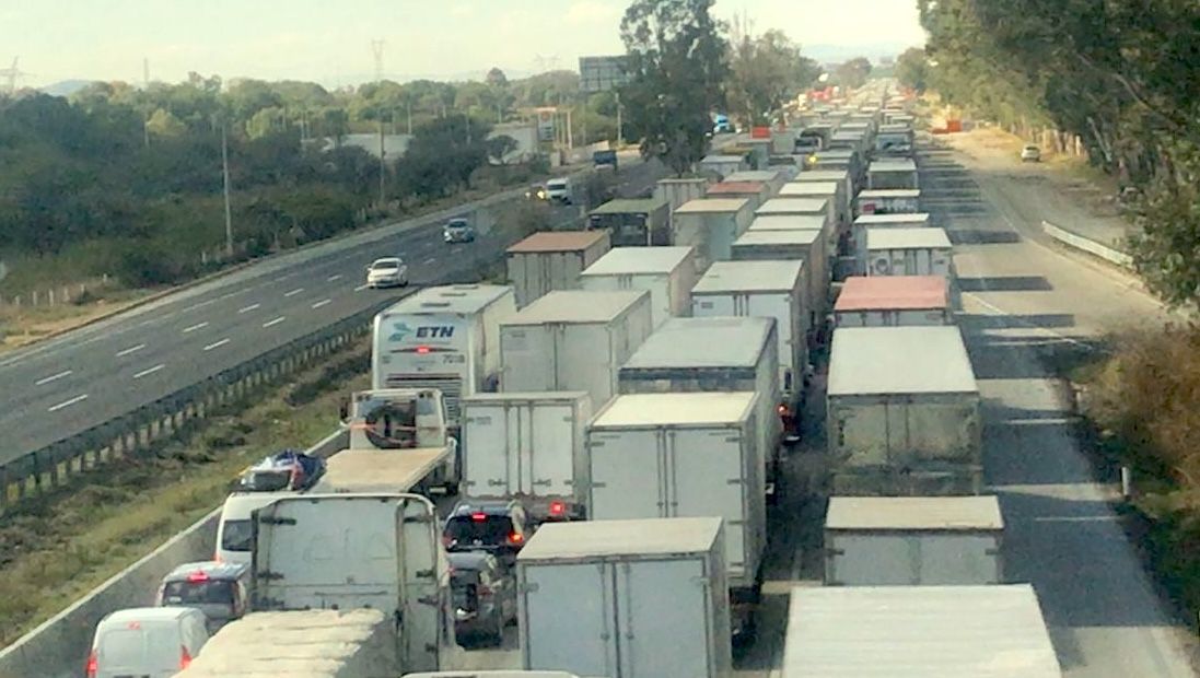 Tráfico entre San Juan del Río y Querétaro registra retrasos de m…