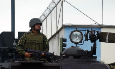 Militares ingresan a la cárcel de Guayaquil en medio de guerra co…