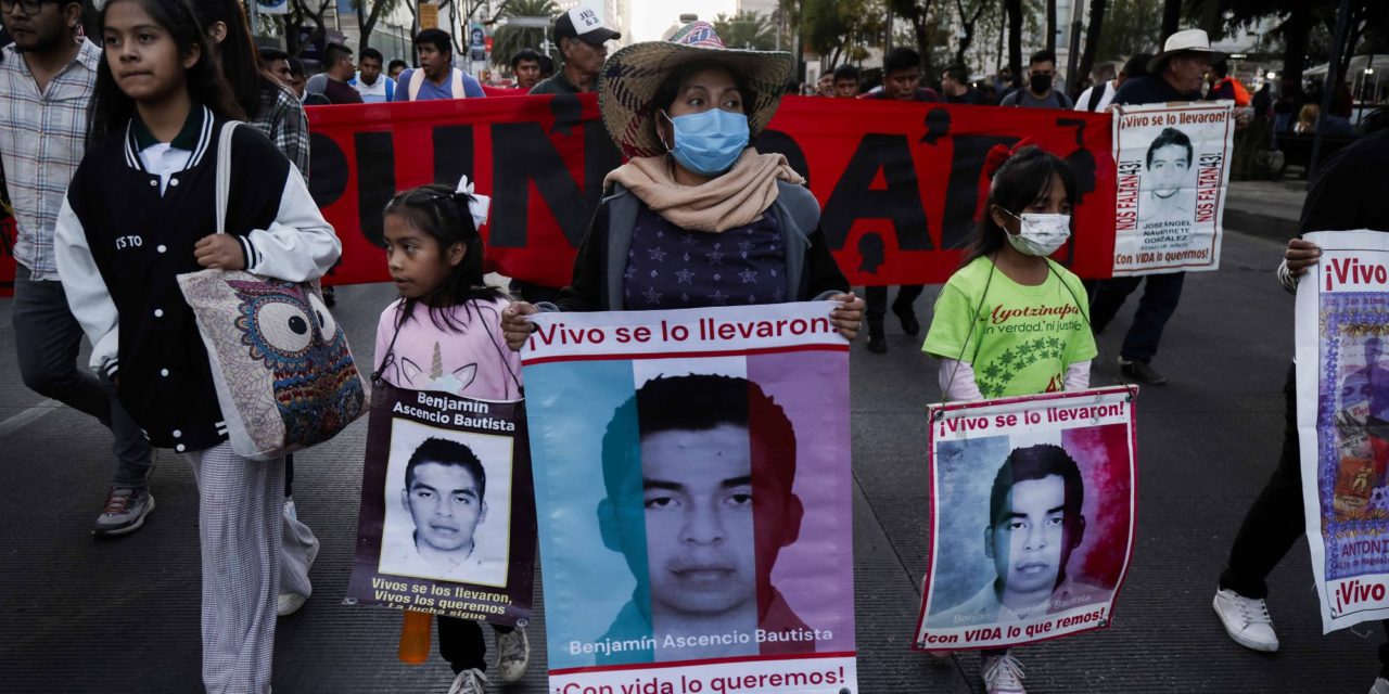 Protestan en CDMX por desaparición de 43 estudiantes de Ayotzinap…