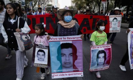 Protestan en CDMX por desaparición de 43 estudiantes de Ayotzinap…
