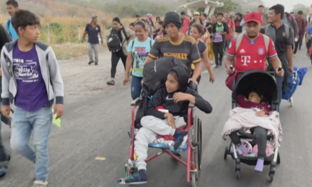 Migrantes reorganizan caravana y avanzan por el sur de México
