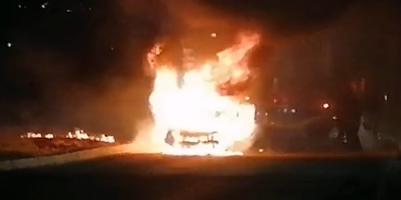 Incendio consume vehículo en zona oriente de San Juan del Río