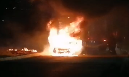 Incendio consume vehículo en zona oriente de San Juan del Río