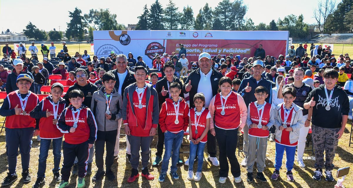 Alcalde René Mejía entrega uniformes a 5 mil deportistas en Ameal…