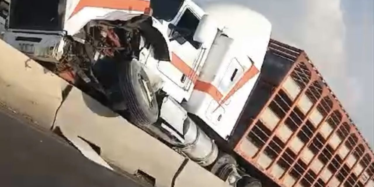 Accidente de Tráiler en Carretera San Juan del Río-Xilitla